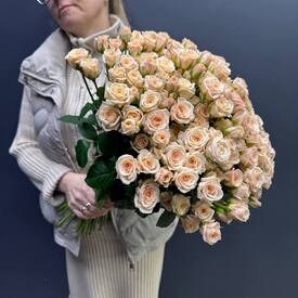  Букет из 51 кремовых кустовых роз 50см