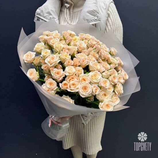 Букет из 35 кремовых кустовых роз 50см