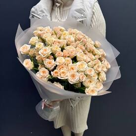 Букет из 35 кремовых кустовых роз 50см