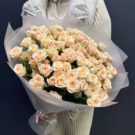 Букет из 35 кремовых кустовых роз 50см