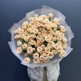 Букет из 35 кремовых кустовых роз 50см