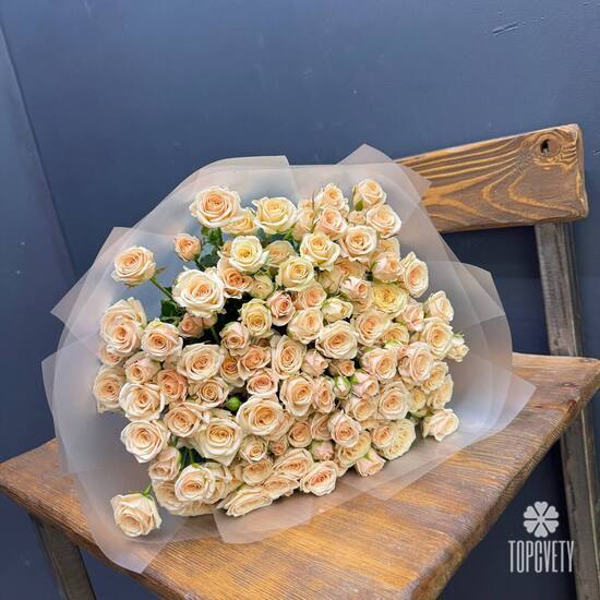 Букет из 35 кремовых кустовых роз 50см