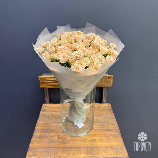Букет из 35 кремовых кустовых роз 50см
