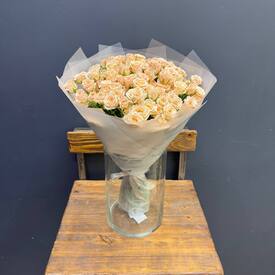 Букет из 35 кремовых кустовых роз 50см