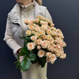 Букет из 35 кремовых кустовых роз 50см