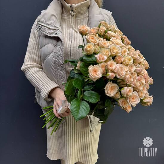 Букет из 35 кремовых кустовых роз 50см