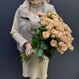 Букет из 35 кремовых кустовых роз 50см