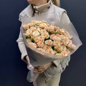 Букет из 25 кремовых кустовых роз 50см