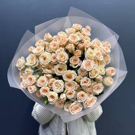 Букет из 25 кремовых кустовых роз 50см