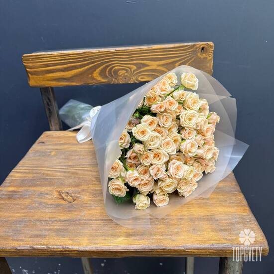 Букет из 25 кремовых кустовых роз 50см
