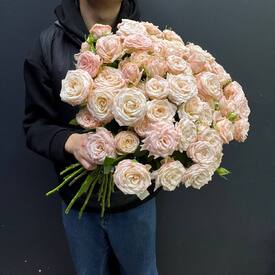 Букет из 25 розовых кустовых пионовидных роз 50см