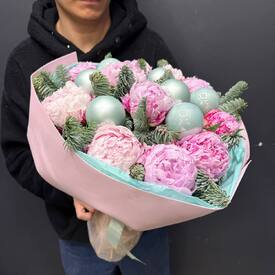 Букет из нобелиса, пионов, Розовый снег