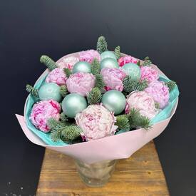 Букет из нобелиса, пионов, Розовый снег