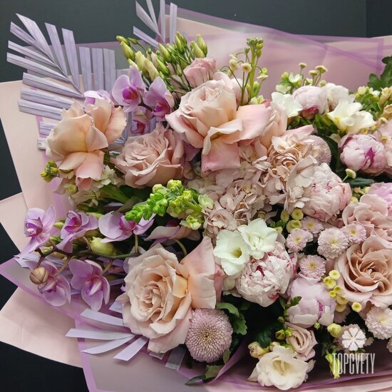 Букет из роз, орхидеи, гортензии и пион Каралевская нежность