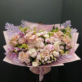 Букет из роз, орхидеи, гортензии и пион Каралевская нежность