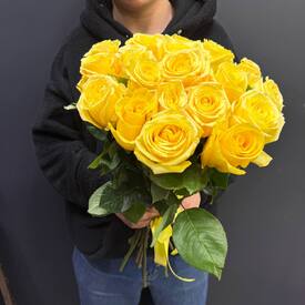 Букет из 19 роз Хай Елоу 50см