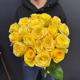 Букет из 19 роз Хай Елоу 50см