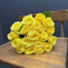 Букет из 17 роз Хай Елоу 50см  