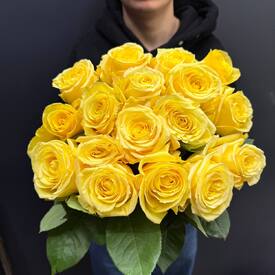 Букет из 17 роз Хай Елоу 50см  