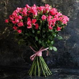 Букет из 21 кустовой розы 50см