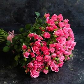 Букет из 21 кустовой розы 50см