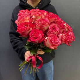Букет из 25 красных роз Эквадор 50см