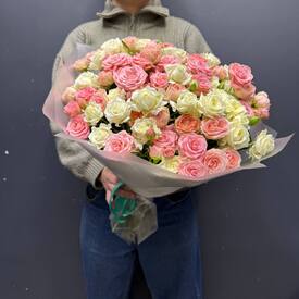 Букет 31 кустовая роз микс 50см Россия