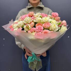 Букет 31 кустовая роз микс 50см Россия