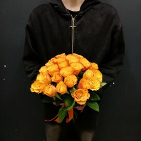 Букет из 25 оранжевых роз Кения 35см