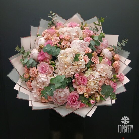 Букет из гортензии, роз и пион Объятие звёзд