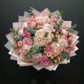 Букет из гортензии, роз и пион Объятие звёзд