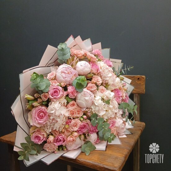 Букет из гортензии, роз и пион Объятие звёзд