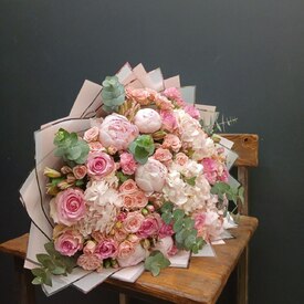 Букет из гортензии, роз и пион Объятие звёзд