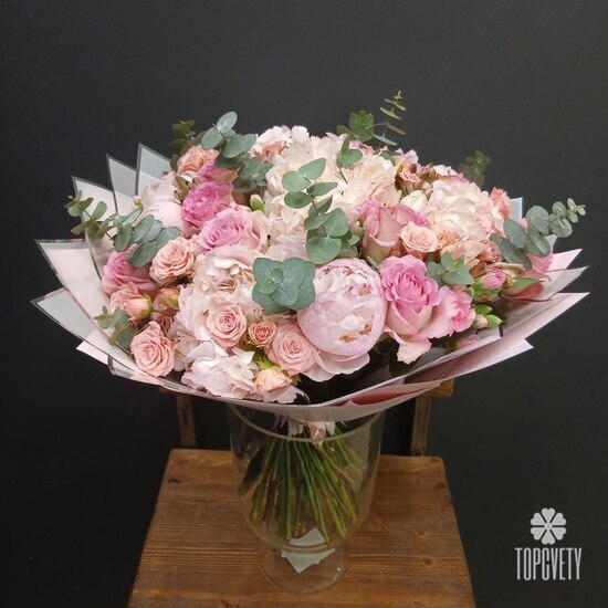 Букет из гортензии, роз и пион Объятие звёзд