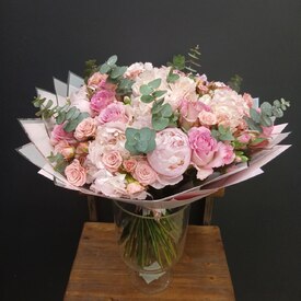 Букет из гортензии, роз и пион Объятие звёзд