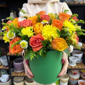 Композиция из роз и хризантемы в коробке