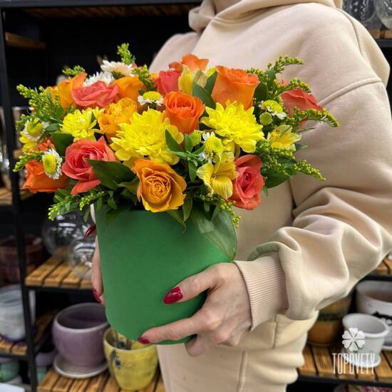 Композиция из роз и хризантемы в коробке