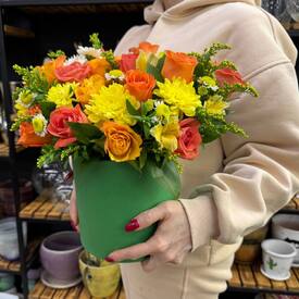 Композиция из роз и хризантемы в коробке