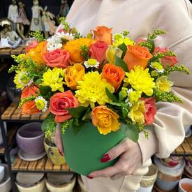 Композиция из роз и хризантемы в коробке