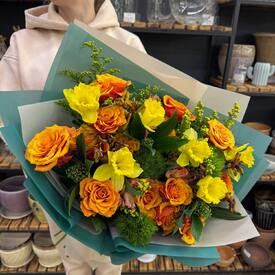 Букет из роз, альстромерий и нарциссов