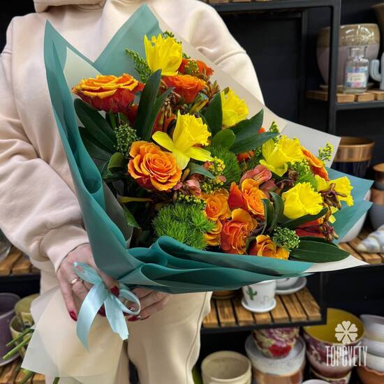 Букет из роз, альстромерий и нарциссов