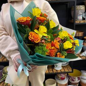 Букет из роз, альстромерий и нарциссов