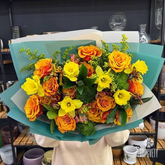 Букет из роз, альстромерий и нарциссов