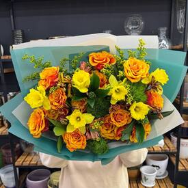 Букет из роз, альстромерий и нарциссов