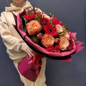 Букет из роз и гербер Багровое утро