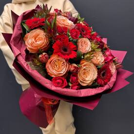 Букет из роз и гербер Багровое утро