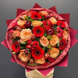 Букет из роз и гербер Багровое утро