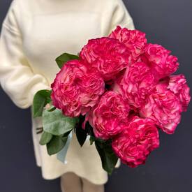 Букет из 7 пионовидной розы Эквадор 50см