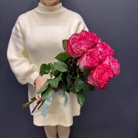 Букет из 7 пионовидной розы Эквадор 50см