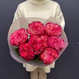 Букет из 7 пионовидной розы Эквадор 50см